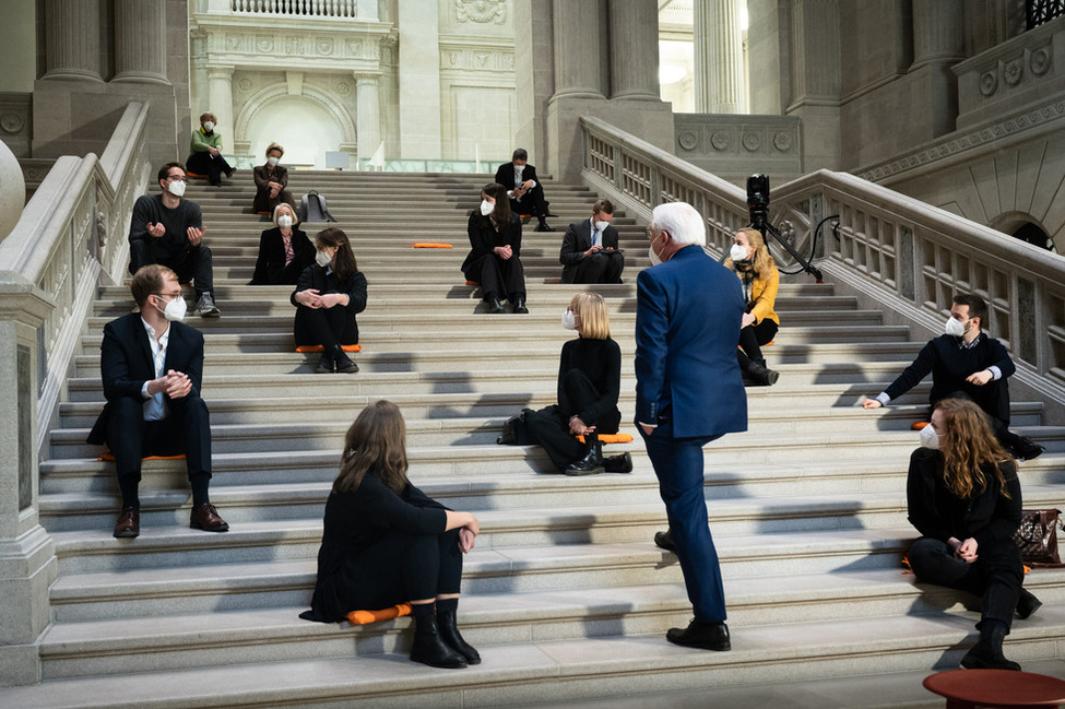 Bundespräsident Frank-Walter Steinmeier im Gespräch mit Studierenden auf der Treppe in der Staatsbibliothek Unter den Linden im Anschluss an seine Rede zum Beginn des Sommersemesters 2021